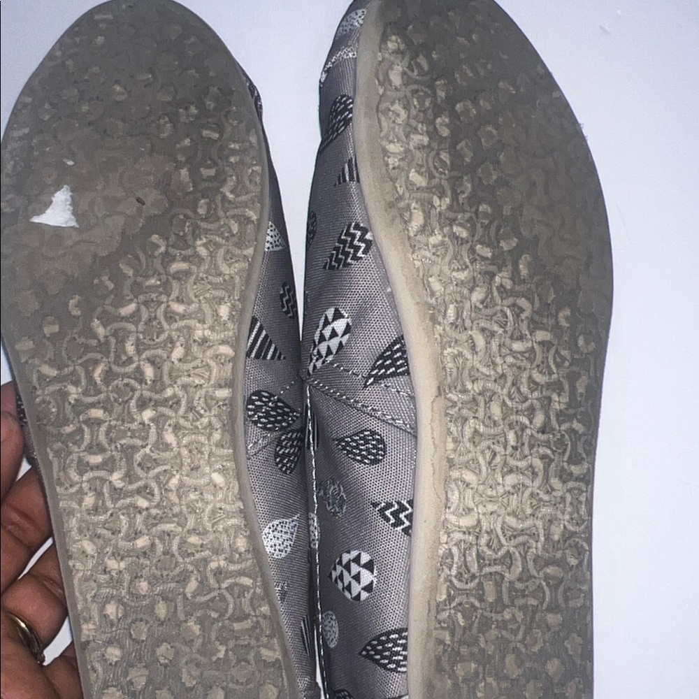 Toms Women’s Slip-Ons size 7 - Picture 9 of 10